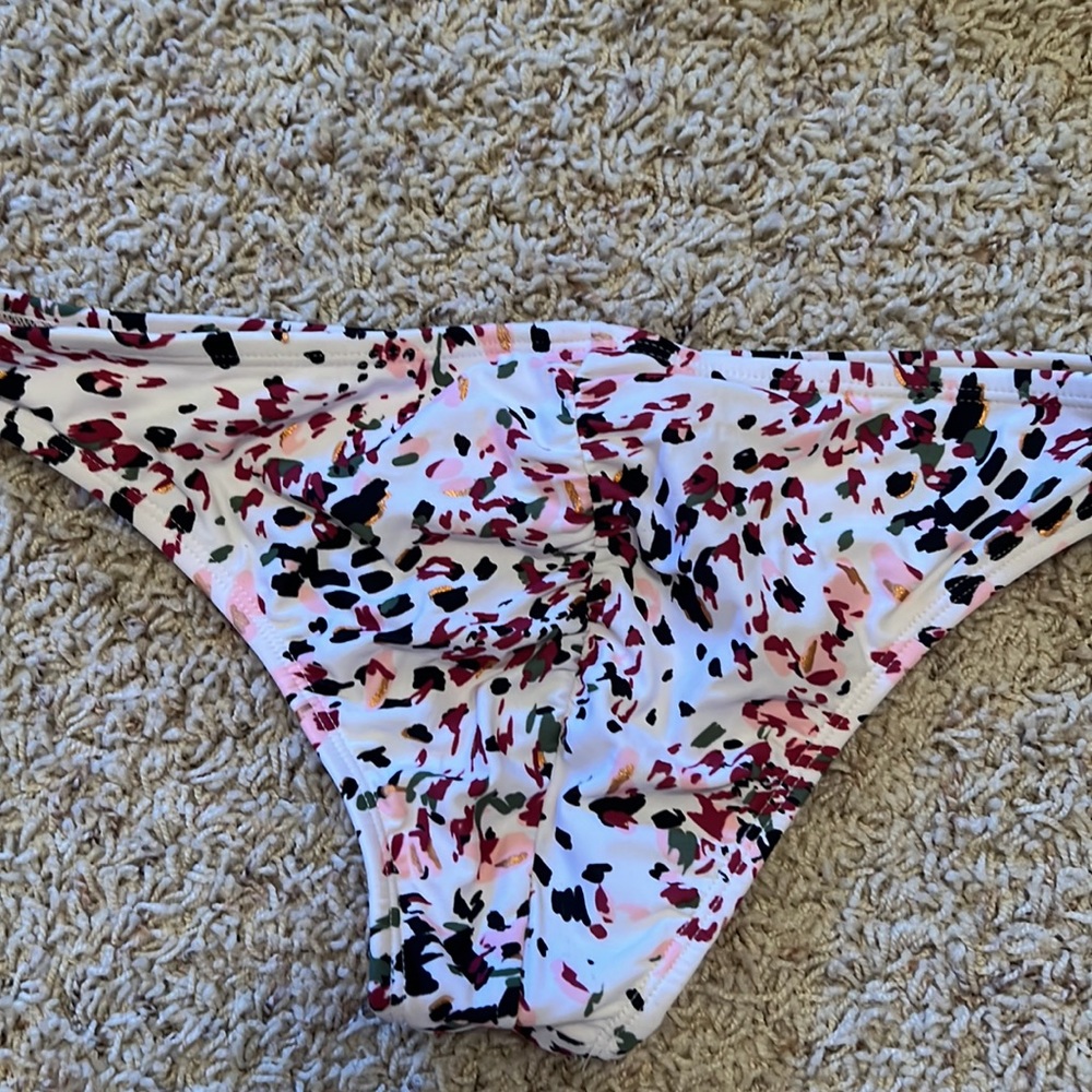 Bikini - Picture 3 of 5